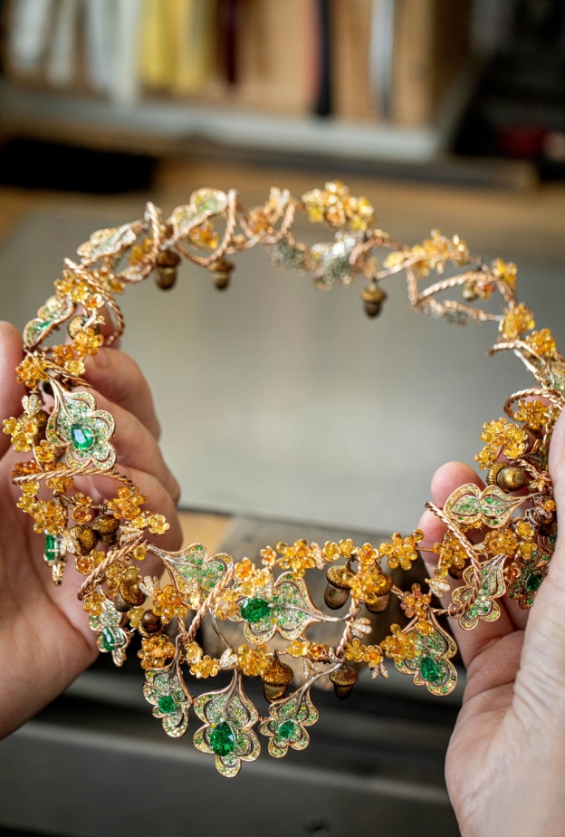 عقد مزين بزخارف السنديان من الذهب  الوردي الأخلاقي والتيتانيوم والتسافوريت والصفير الأصفر والزمرد.