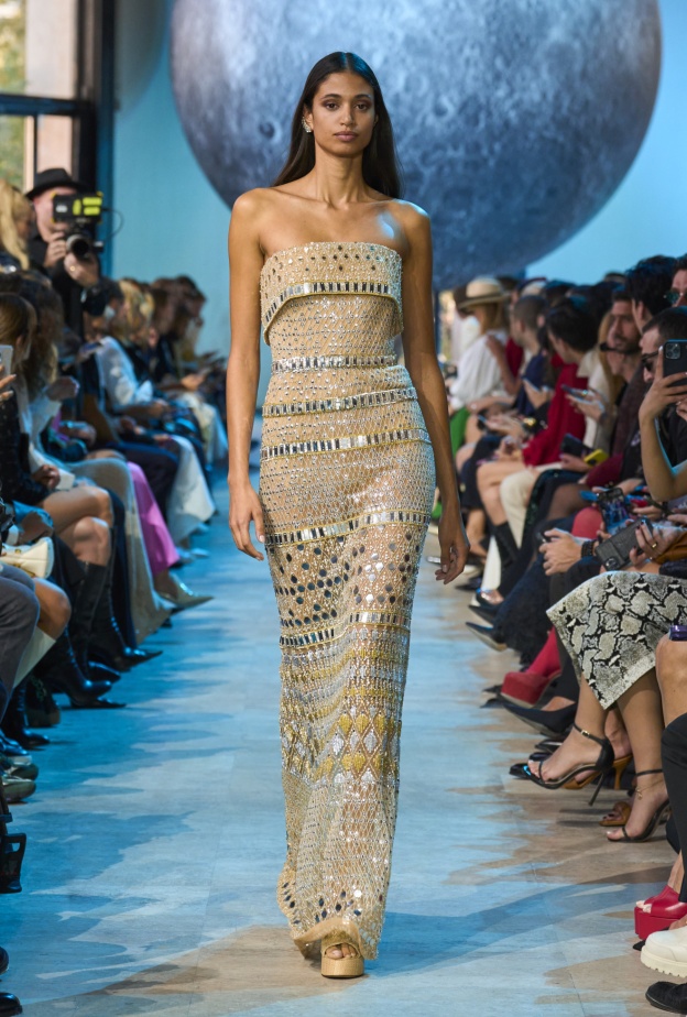 فستان مطرز وبراق من إيلي صعب