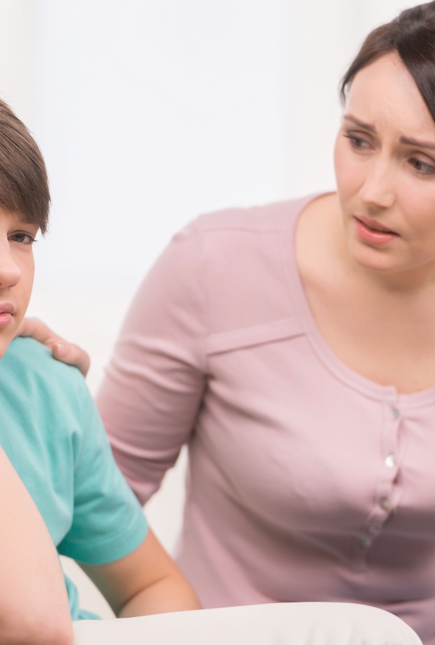 كيف أتعامل مع ابني المراهق إذا أخطأ سؤال شائع بين صفوف الأمهات