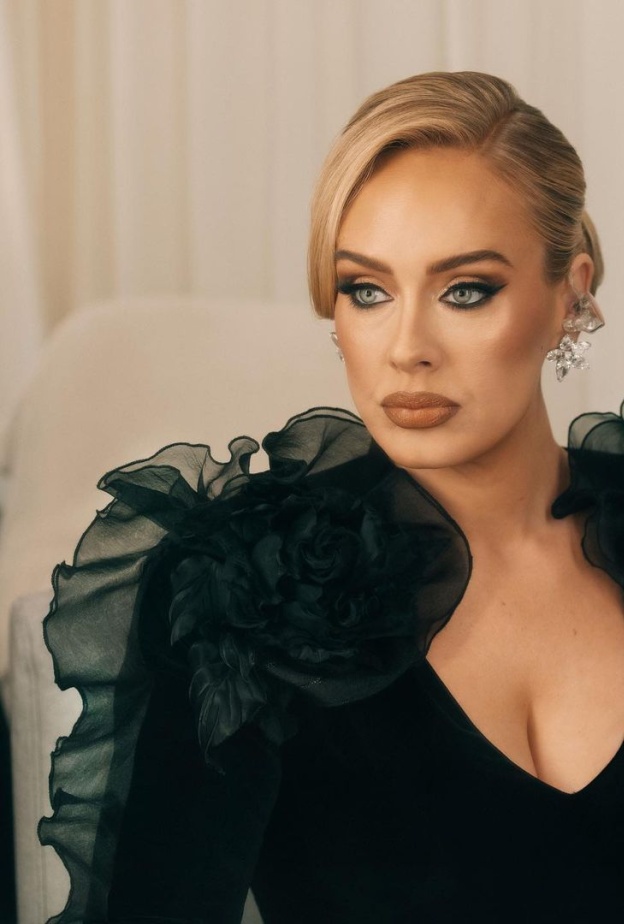 كيف تُنسق النجمة العالمية لونها الكلاسيكي المُفضل مع تصاميم مجوهراتها العصرية البرّاقة؟