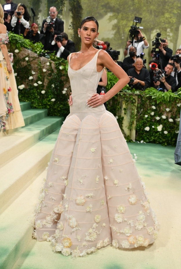 أجمل تصاميم مجوهرات دار تيفاني أند كو Tiffany & Co في حفل ميت غالا 2024