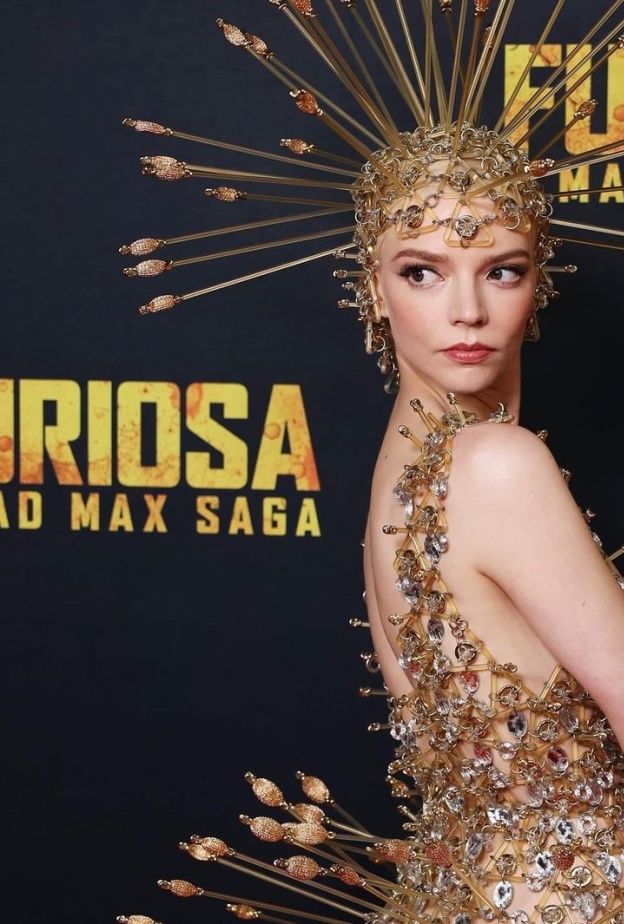 أبرز تصاميم مجوهرات الرأس head piece التي تألقت بها نجمات العالم