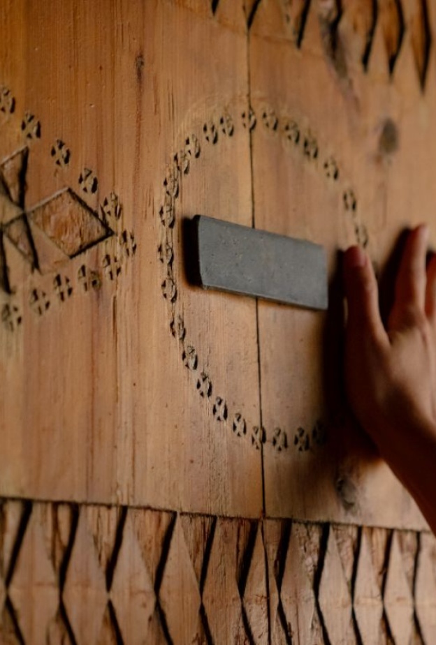 مجموعة أطباق تقديم التمر مستوحاة من تصاميم أبواب مناطق المملكة