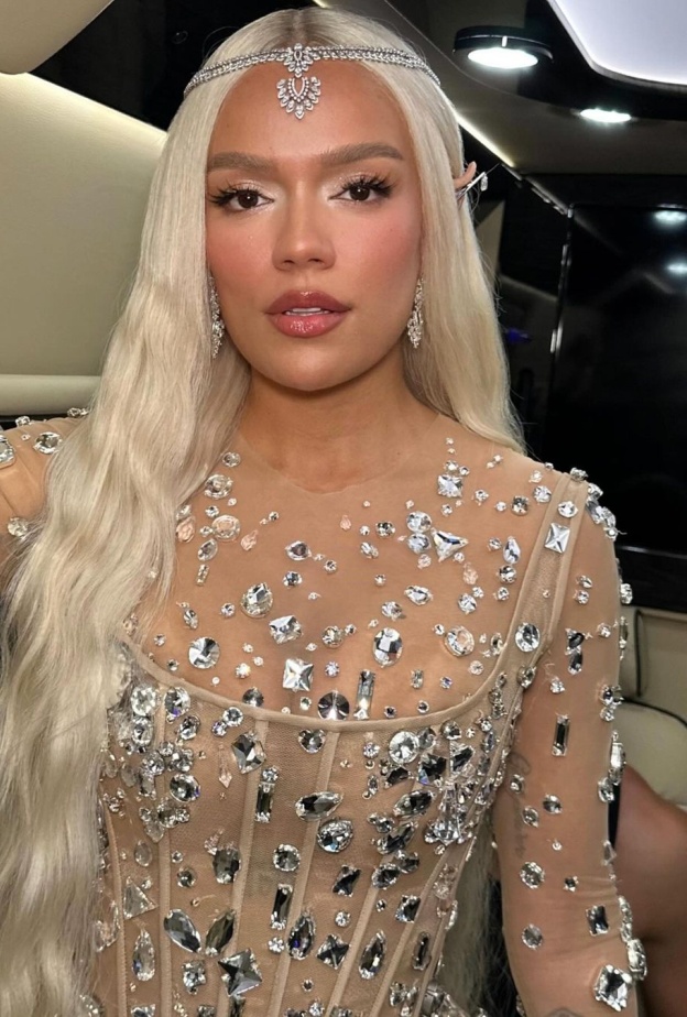 مكياج عيون بلمسات فضية وآيلاينر أسود بأسلوب النجمة Karol G