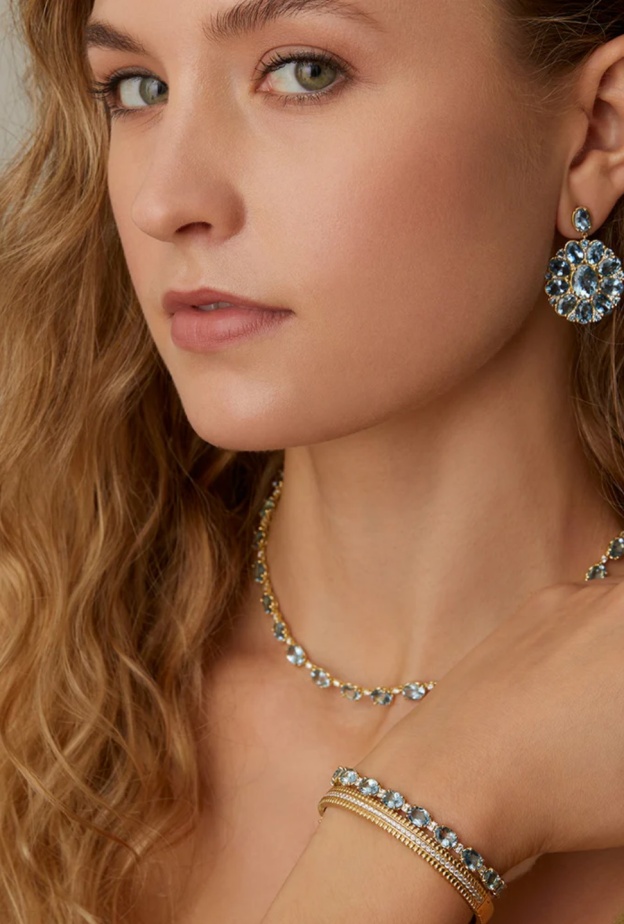 قطع مجوهرات أساسية في خزانتك مع اقتراب الصيف