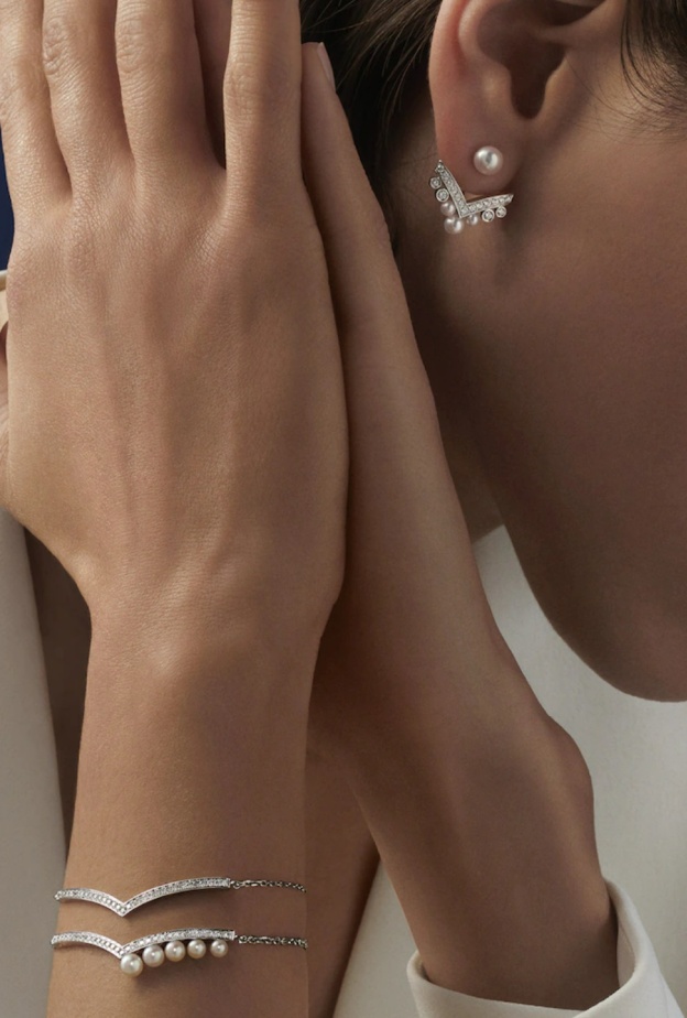 كيف تختارين قطعة مجوهرات هدية لصديقتك؟