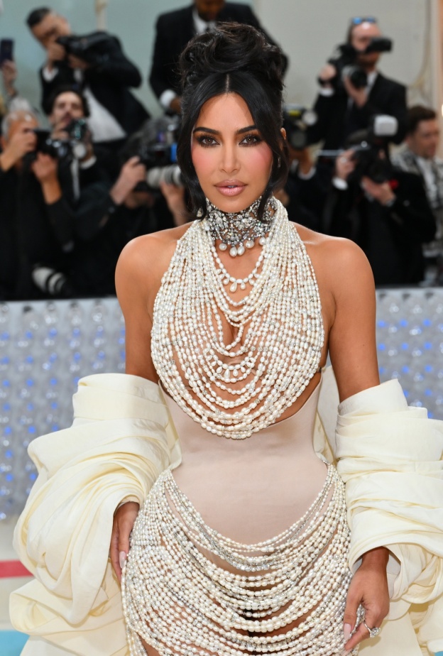 مجوهرات نجمات العالم مع إطلالتيّ الأسود والأبيض خلال ميت غالا في السنوات الماضية