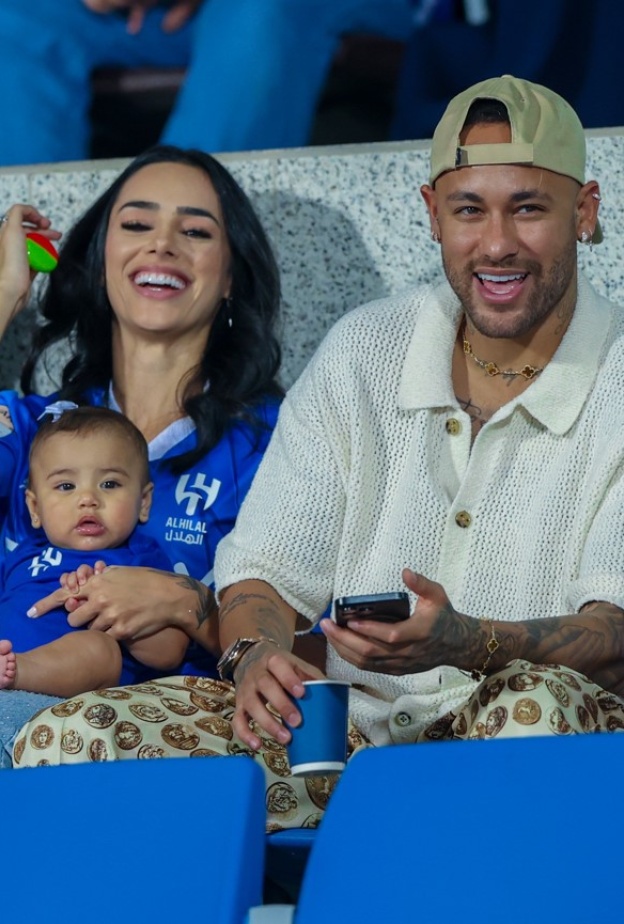 بحضور عائلته.. نيمار يحتفل بفوز الهلال بلقب الدوري السعودي