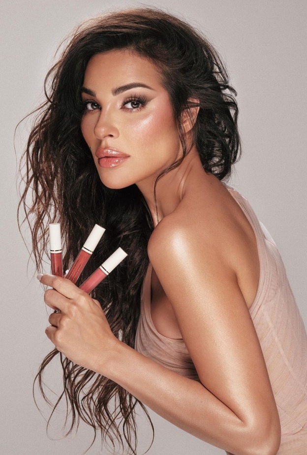 إختاري ملمع شفاه مع مرطب Lip Glow Gloss من علامة NADINE NJEIM BEAUTY