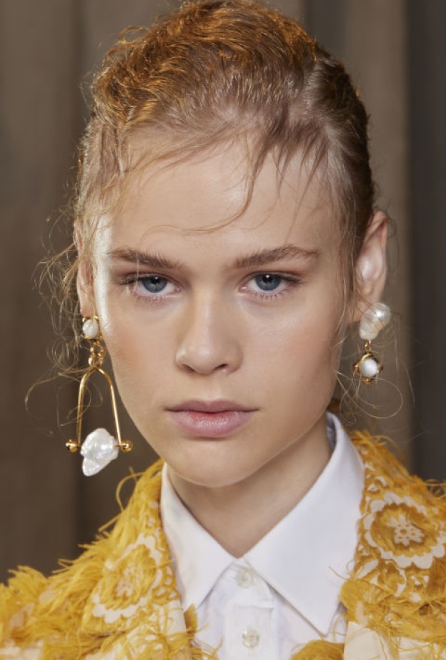 اكتشفي أسرار الجمال المضيء مع مستحضرات غنية بالعسل تزامنا مع يوم النحل العالمي