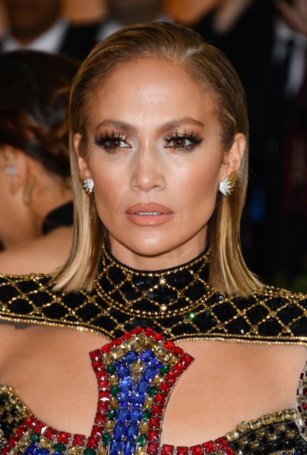 اطلالة Jennifer Lopez الجمالية عام 2018 في حفل Met Gala