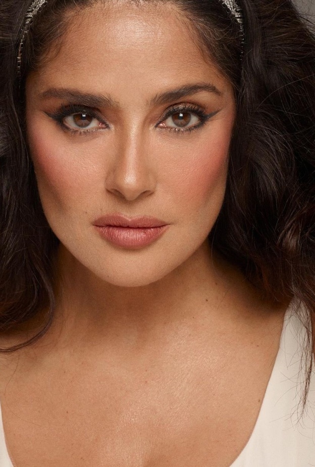 تتبنى سلمى حايك نهجاً فريداً في العناية ببشرتها، حيث لا تقوم بتنظيف وجهها في الصباح