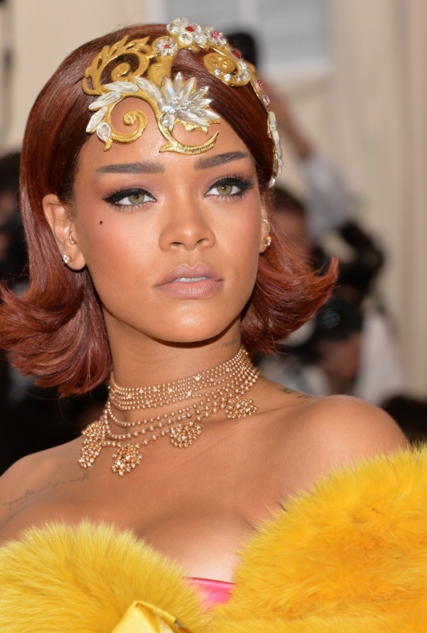 تسريحات الشعر الكاريه مع الاكسسوارات الهندسية بأسلوب Rihanna عام 2015