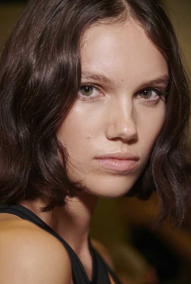 دليل شامل للمبتدئات للعناية بالبشرة وتعزيز جمالها الطبيعي