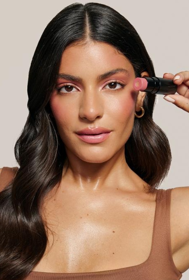 كيف تحصلين على مكياج متكامل باستخدام البلاش الكريمي فقط