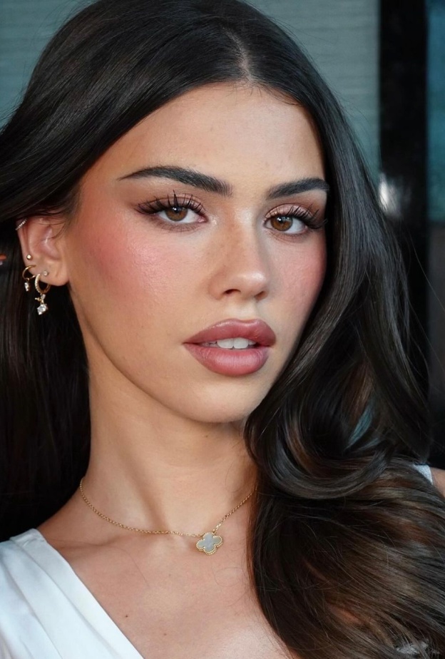 خطوات مكياج عيون مسحوب وجذاب بدون آيلاينر بأسلوب نجمة التيكتوك ليا هيلتون