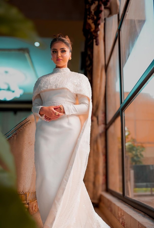 اطلالات حلا الترك بالفساتين بين الإطلالات النهارية والمسائية