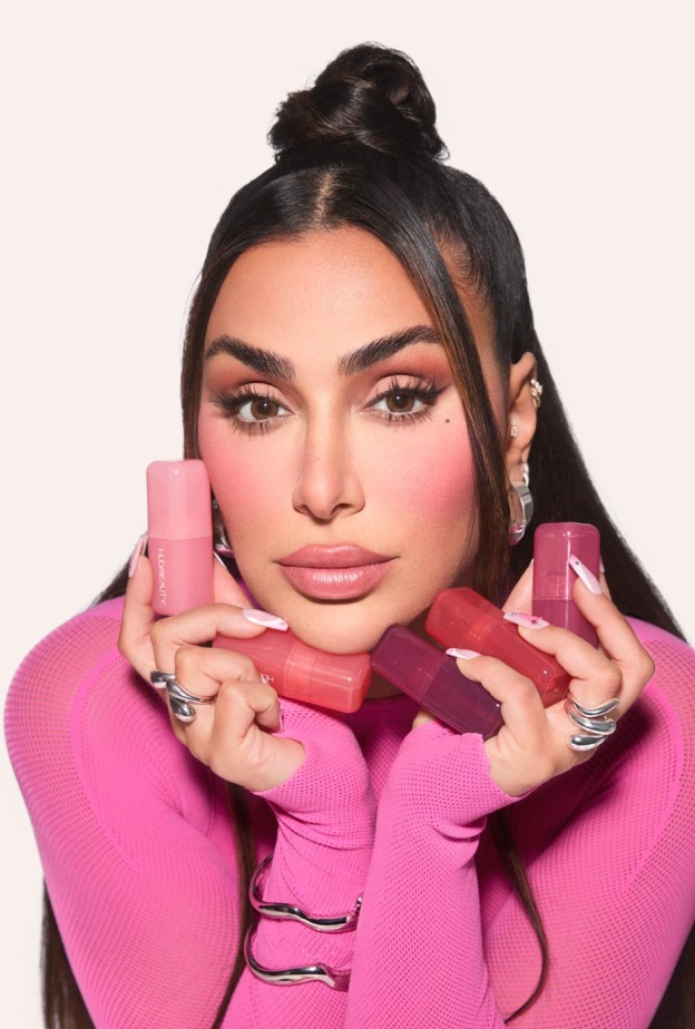 صورة حصرية لـ "هي" ...Huda Beauty تطرح البلاش السائل الجديد Blush Filter
