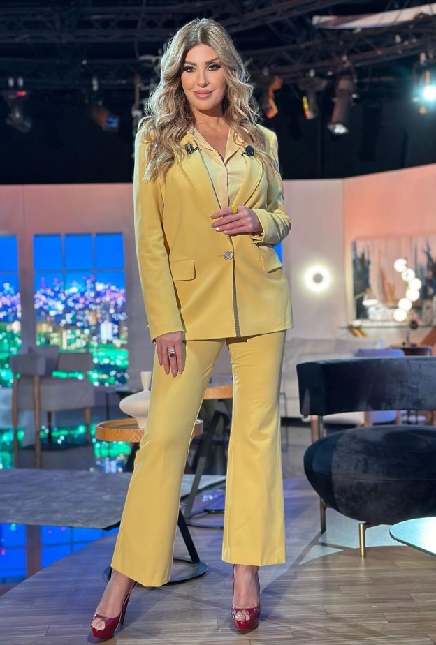 إطلالات ريتا حرب بالبدلة الرسمية بتصاميم متنوعة بين الكلاسيكية والعصرية