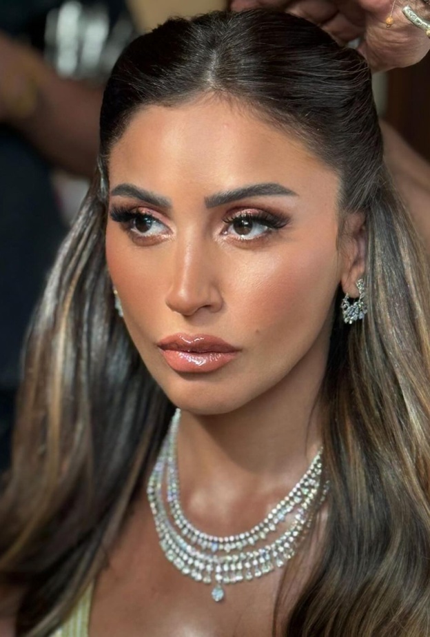 دينا الشربيني بين المكياج البرونزي والوردي موضة صيف 2024 إليك خطواته