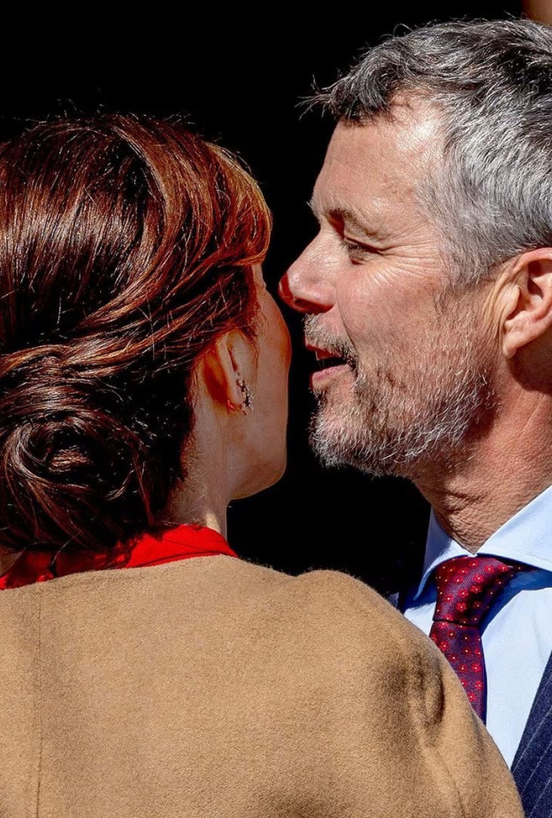 الملك فريدريك يذهل الجميع بقبلة حانية على خد الملكة ماري في السويد