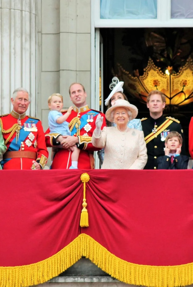 7 قواعد صارمة يجب على العائلة المالكة اتباعها على وسائل التواصل الاجتماعي