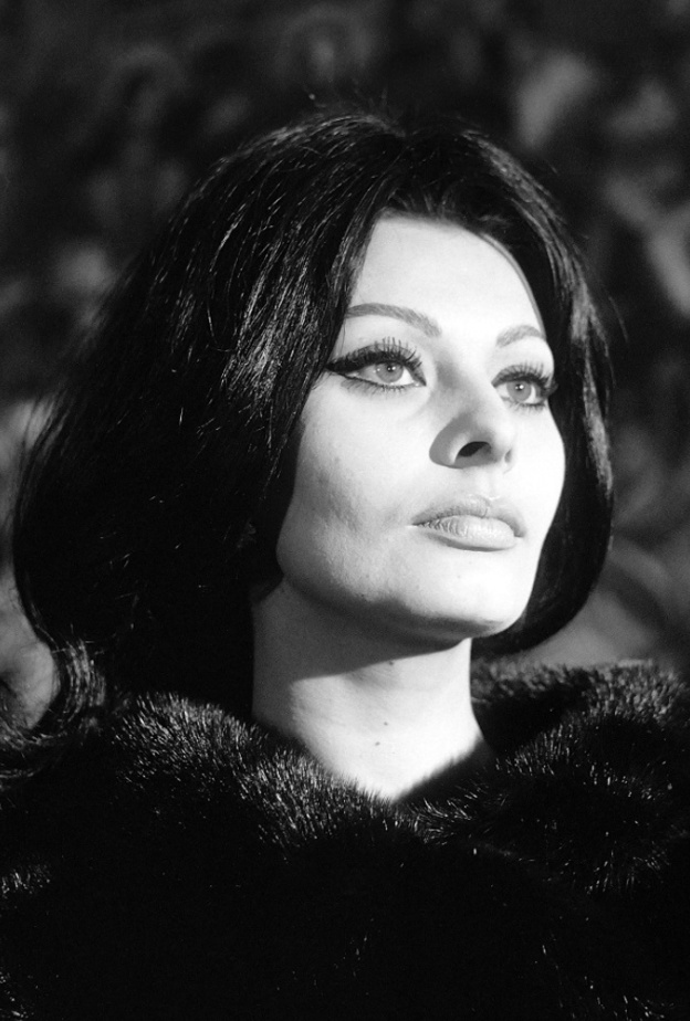 تطور رسمات الآيلانير بين إطلالات نجمات الزمن الجميل وبين النجمات الحاليات