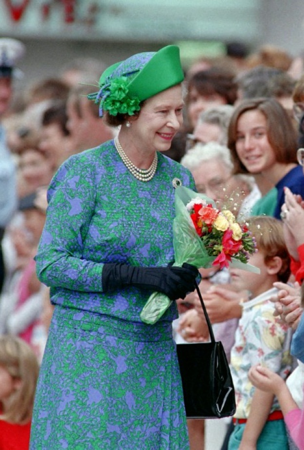 الملكة إليزابيث الثانية بإطلالة لافتة بالأزرق والأخضر