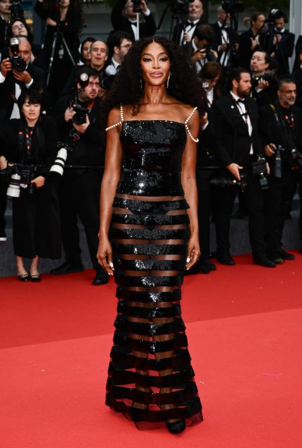 ناعومي كامبل تعيد إحياء إطلالة من الماضي في مهرجان كان