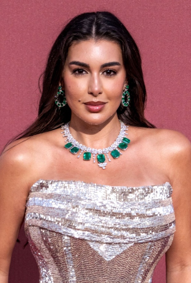 ما تزال صور ياسمين صبري تتصدر الترند في إطلالاتها بمهرجان كان السينمائي حيث أثارت الجدل بالتغيير الذي لاحظه الجمهور في ملامحها والذي يعود الى تغييرها في طريقة مكياجها المعتادة. نرصد لكم أحدث إطلالاتها والتغييرات التي اعتمدتها في مكياجها. أحدث إطلالات ياسمين صبري والتغييرات التي اعتمدتها الإطلالة التي أثارت بها ياسمين صبري الجدل في مهرجان كان السينمائي وما يزال الجمهور يتناقلها، ظهورها بفستان فضي لامع والذي نسقت معه مكياج ناعم وبتفاصيل مختلفة عن خطوات مكياجها المعتادة ما جعلها تظهر بملامح مختلفة خاصة عند ناح