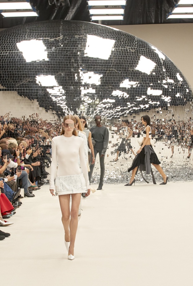 الأزياء المستقبلية موضة مؤقتة أم تلميح لما سنرتديه في المستقبل؟