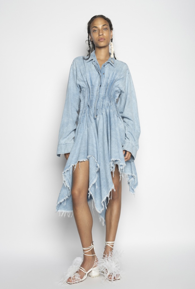 إطلالة من Marques Almeida