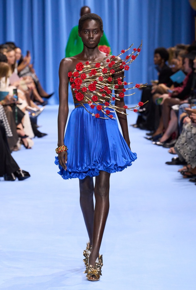 بلايز رسمية أم قطع فنية؟ ابداعات قدمتها دور الأزياء العالمية هذا الصيف