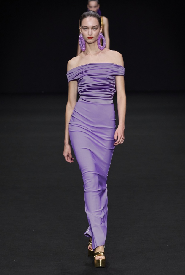 فساتين مكشوفة الأكتاف بقصاتها الحيوية تناسب كافة الأعمار في موسم الصيف