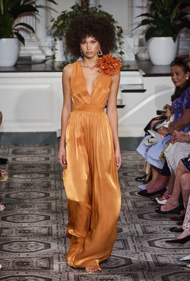 طبعات الورود النافرة على التصاميم عنوان الأناقة والعصرية   