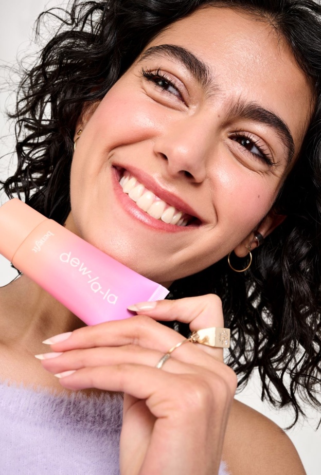 بنفت كوزمتكس تكشف عن الهايلايتر السائل الجديد: دو-لا-لا!