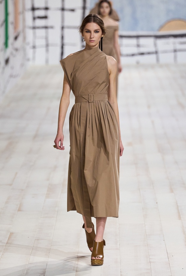 موضة فساتين البليسيه بقصاتها الفضفاضة صيحة متجددة