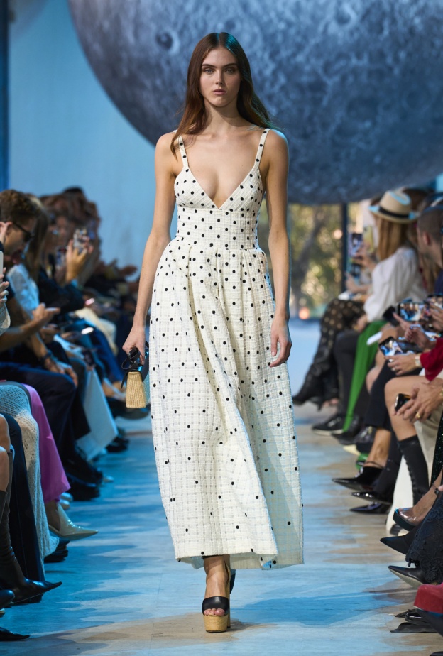 اعتمدي إطلالة فساتين منقطة طويلة لكل مناسباتك في صيف 2024