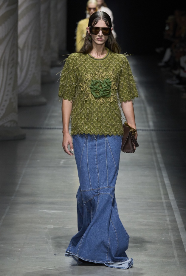 التنورة الجينز خيار المرأة العصرية منذ السبعينات إلى اليوم 