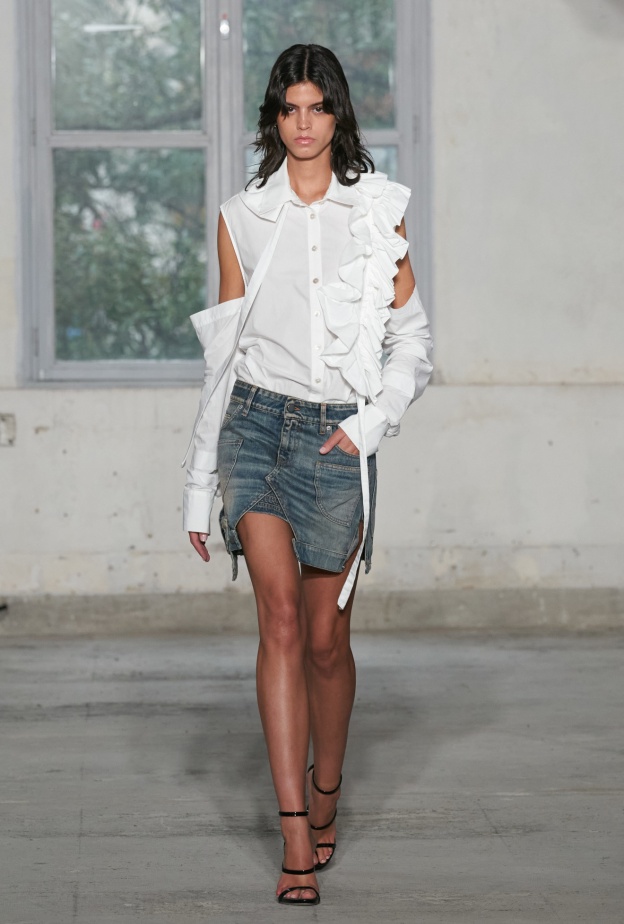 موضة القمصان مع التنانير