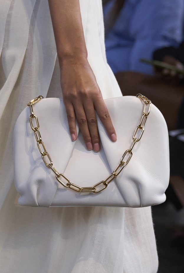 الحقائب البيضاء تمنحك إطلالات يومية لا تعرف الملل