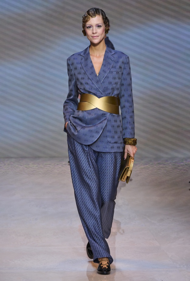 البدلات الرسمية تعود الى واجهة الموضة مع الحزام على الخصر