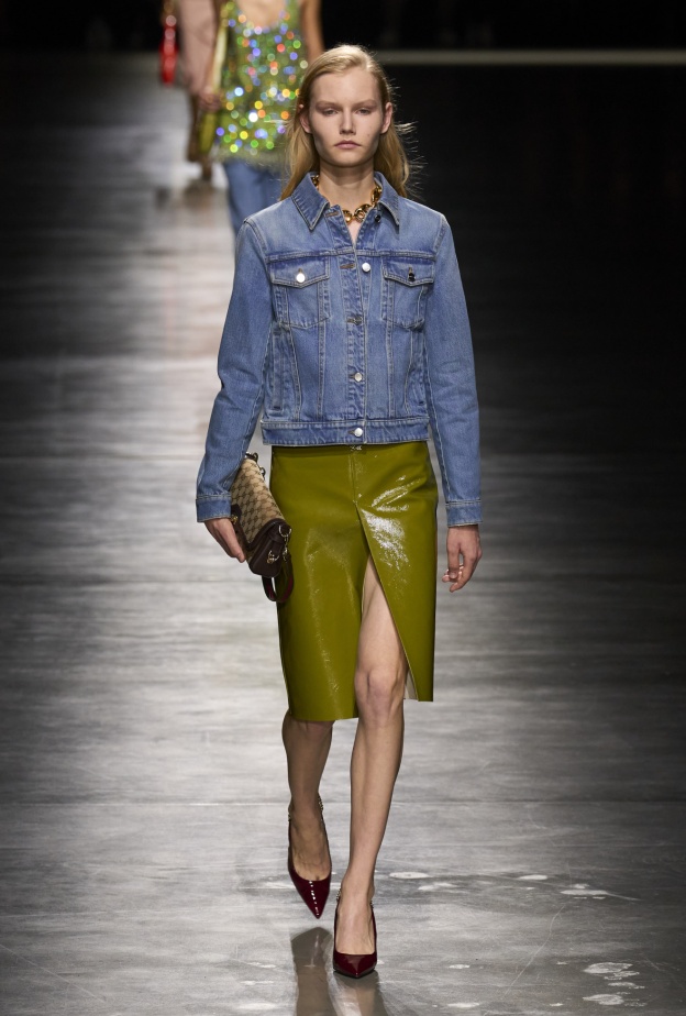  من عمال المناجم إلى أهم منصات العروض.. رحلة الجاكيت الجينز في عالم الموضة 