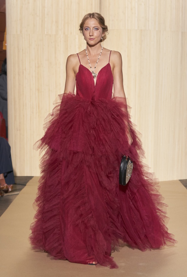 لمحبات الإطلالات الأنثوية إليك فستان أحمر منفوش لتتألقي في مناسبات صيف 2024