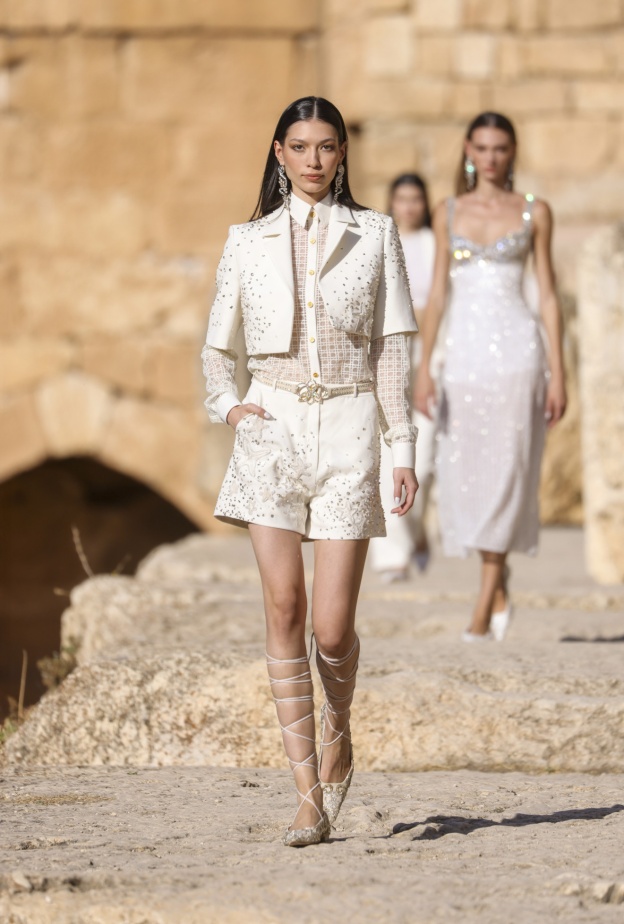 ملابس سهرة تغنيك عن إطلالات الفساتين التقليدية في مناسبات صيف 2024