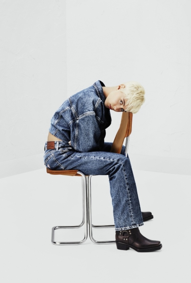 إطلاق GUESS JEANS™ فصل جديد في عالم الدنيم: أربعون عامًا قادمة من الدنيم مع Iris Law