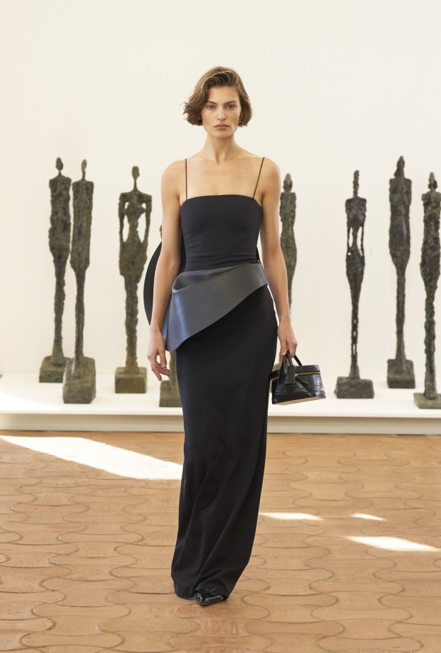 أكثر من تصميم لفستان ناعم طويل ترضي ذوقك