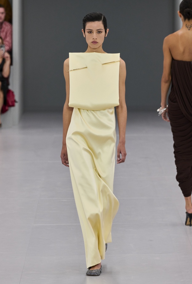 “أصفر الزبدة”لون جديد ظهر في صيف 2024 عليك باعتماده في اطلالاتك