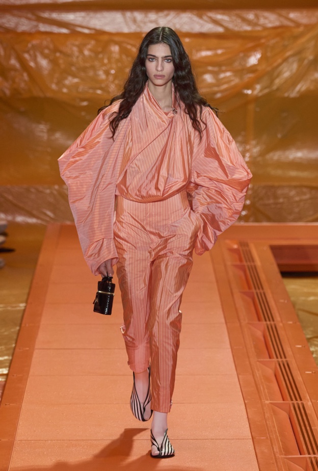 بلوزن بأكمام منفوخة وكبيرة من Louis Vuitton 