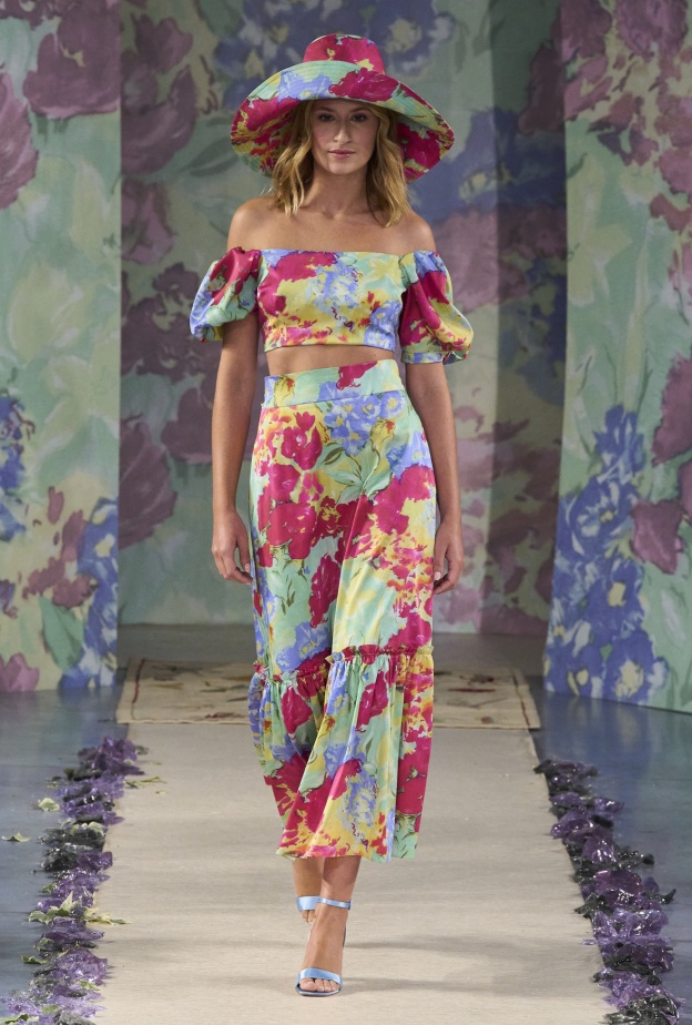 كوني جريئة وارتدي أجمل صيحات الموضة البارزة على الشاطىء